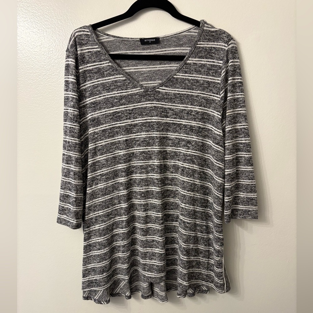 Chic V-Neck Striped Sweater in Gray and White